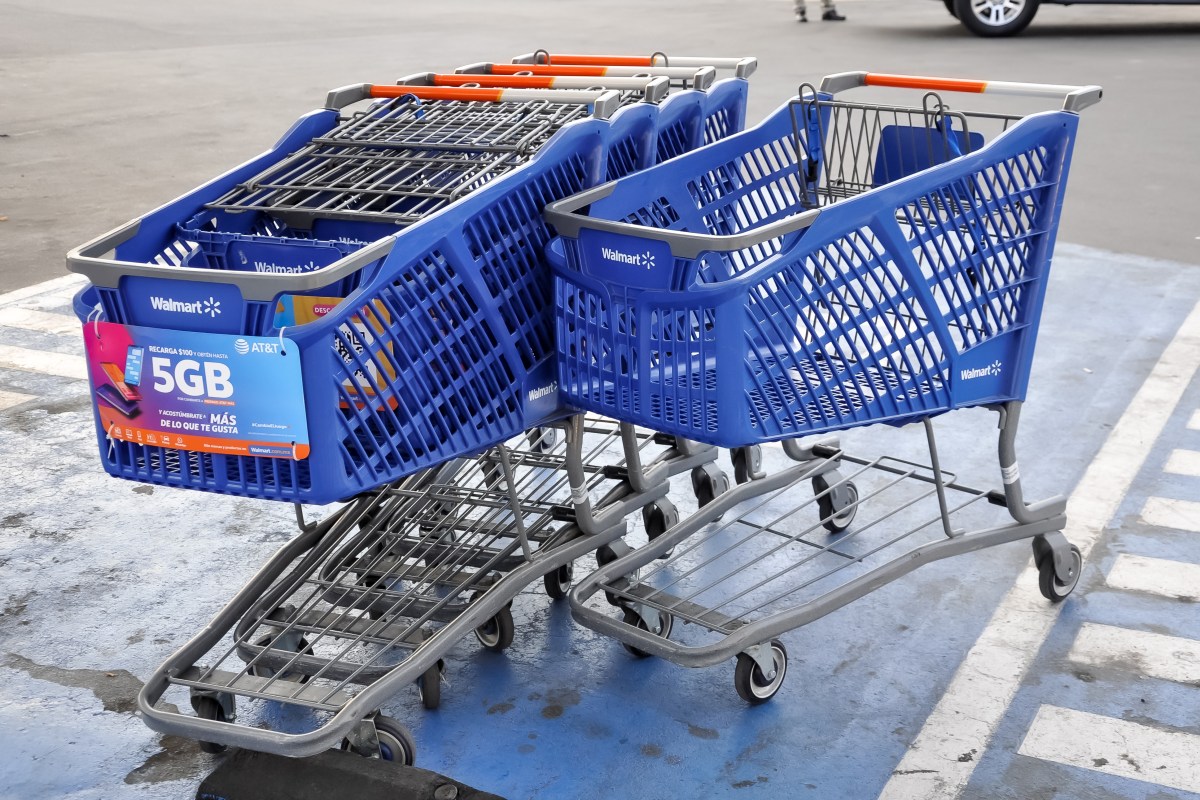 Walmart dará $1.2 millones de dólares a mujer que fue golpeada por un carrito de compras