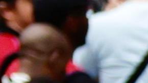 Usuarios esperan hoy, acumulándose en la estación Gare du Nord en París, Francia.