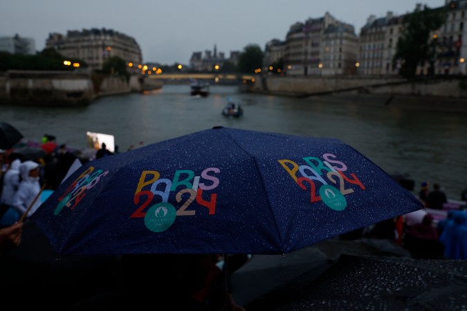 Contaminación del Río Senna pone en peligro inicio de triatlón en París 2024