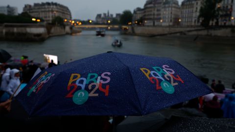 Contaminación del Río Senna pone en peligro inicio de triatlón en París 2024