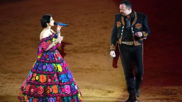 Ángela Aguilar y Pepe Aguilar durante un show de “Jaripeo Hasta Los Huesos”.