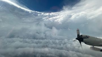 Un avión entró en el ojo del huracán Beryl y capturó imágenes impresionantes [Video]