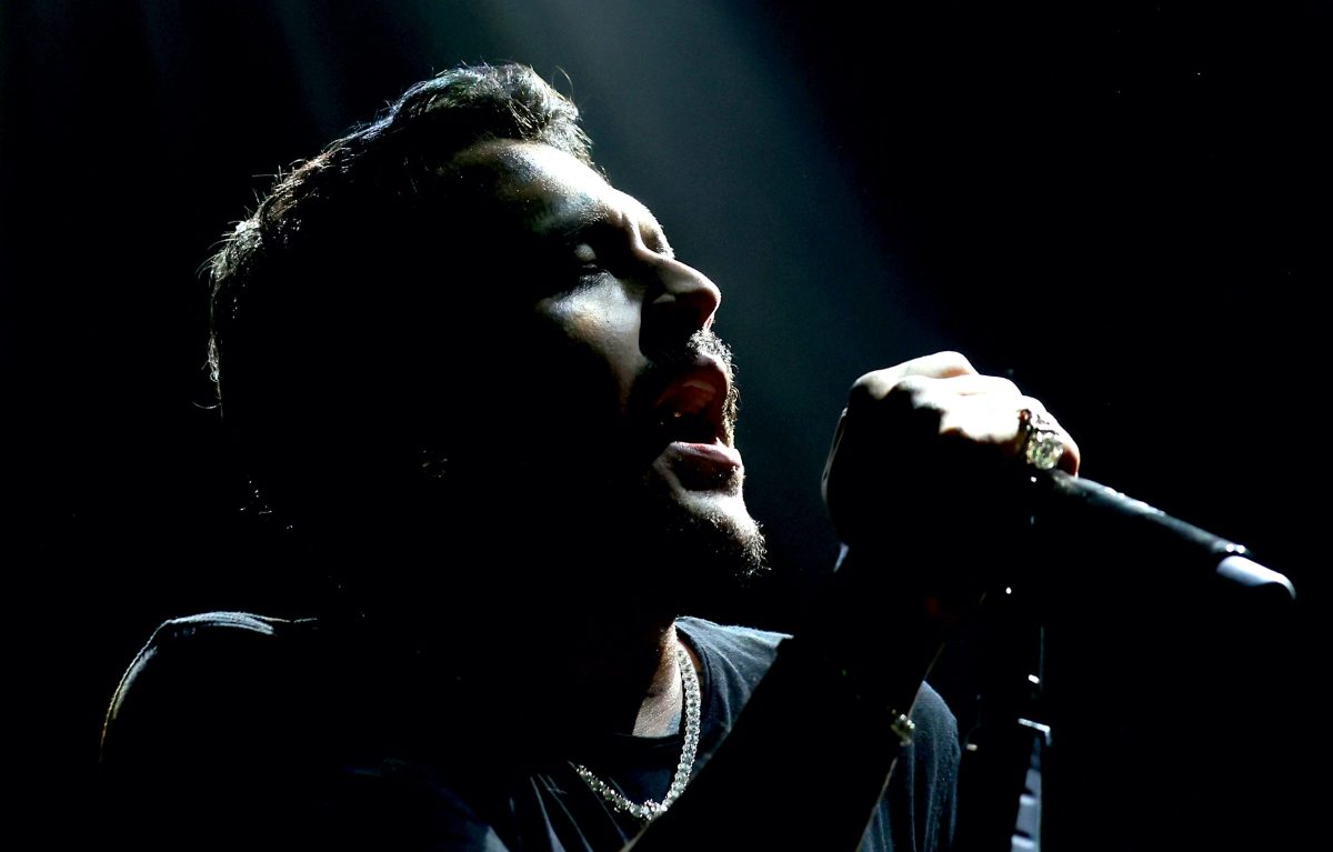 Nodal canta junto Andrea Bocelli, y el público se rinde a él