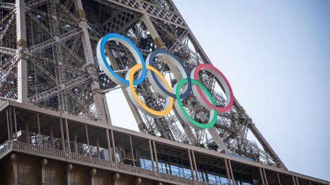 La torre Eiffel ya está modo Juegos Olímpicos.