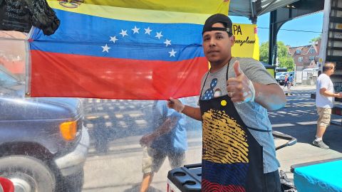 El comerciante de Jackson Heights, Mauricio José apuesta a que su equipo vencerá a Canadá