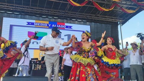 El Alcalde Eric Adams en la tarima del festival colombiano en Queens el domingo 21 de julio de 2024.