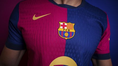 La nueva camiseta de la temporada 2024/25 del FC Barcelona rinde homenaje a la primera equipación del Barça del año 1899.