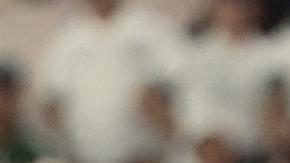 El ecuatoriano Jeremy Sarmiento y el mexicano Jorge Sanchez disputan un balón.