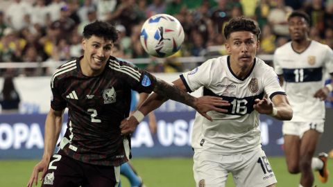 El ecuatoriano Jeremy Sarmiento y el mexicano Jorge Sanchez disputan un balón.