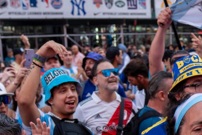 Se estiman que asistieron más de mil fanáticos al banderazo de Times Square. FOTO: Angel Colmenares / EFE.