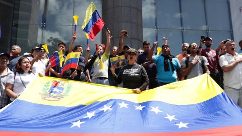 Ciudadanos asisten a una manifestación de apoyo al candidato a la presidencia de Venezuela Edmundo González Urrutia este martes, en Caracas (Venezuela).