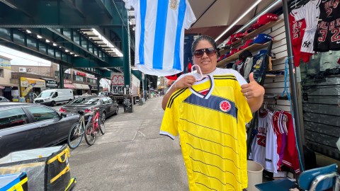 Mónica Salamanca presumiendo la camiseta de la selección colombiana al lado de la argentina en plena Roosevelt en Queens. /Edwin Martínez