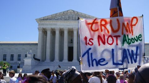 Manifestantes se reúnen frente a la Corte Suprema de Estados Unidos, Washington, DC, EE.UU., 01 de julio de 2024.