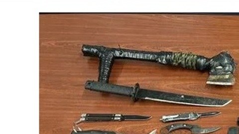 Armas y otros objetos sospechosos decomisados a Judd Sanson en NYC.