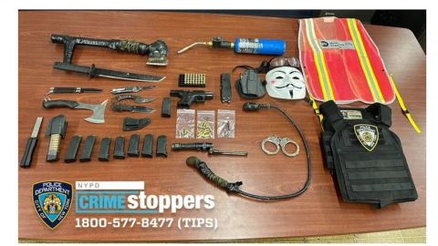 Armas y otros objetos sospechosos decomisados a Judd Sanson en NYC.