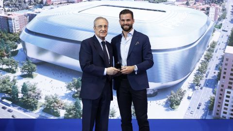 El presidente del Real Madrid, Florentino Pérez, posa junto a Nacho Fernández.