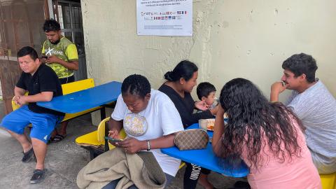 Migrantes descansan en el albergue 'Vida' a orillas del Río Bravo, el 1 de julio de 2024 en Ciudad Juárez (México).