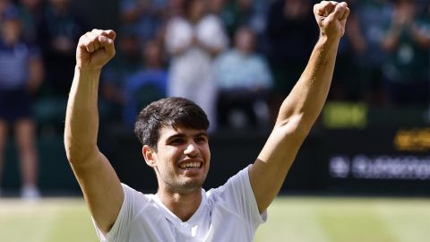 Carlos Alcaraz celebra luego de ganar Wimbledon.