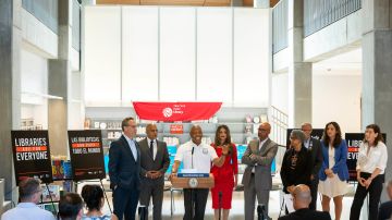 El alcalde Eric Adams celebró el presupuesto del año fiscal 2025 y la inversión en biblioteca, con una visita a la Biblioteca Inwood, Manhattan