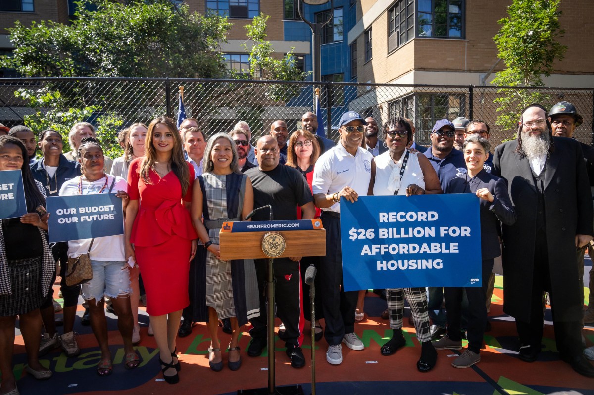 Presupuesto 2025 de NYC dispone de fondos adicionales para “echarle una manito” al deterioro de NYCHA