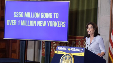 La mandataria Kathy Hochul dio a conocer que hay $350 millones en ayuda. /Office of Governor