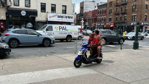 Usuarios imprudentes de scooters y motos eléctricas en Queens