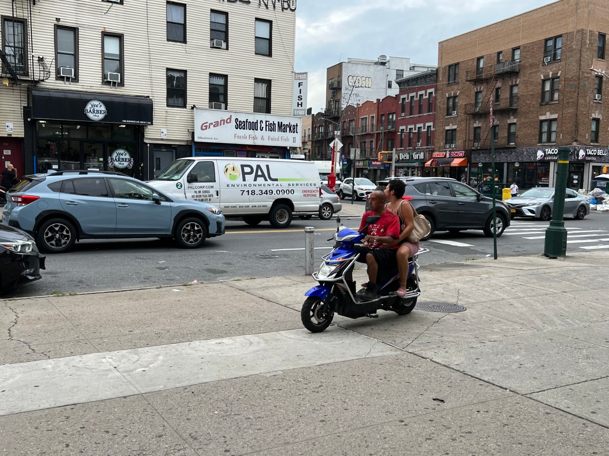 Menú De Quejas Ante Usuarios Imprudentes De Scooters Y Motos En Queens ...