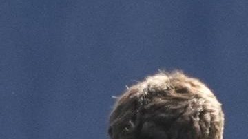 El entrenador alemán del FC Barcelona Hansi Flick (c) y el jugador Ansu Fati (d), durante un entrenamiento del primer equipo.