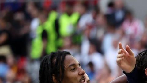 Jugadores franceses celebran el pase a cuartos de final tras haber vencido a Bélgica.