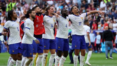 Jugadores franceses celebran el pase a cuartos de final tras haber vencido a Bélgica.