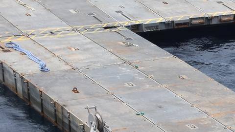 El costoso muelle flotante construido por el ejército de Estados Unidos en Gaza tan solo logró entregar 3,500 toneladas de ayuda humanitaria.