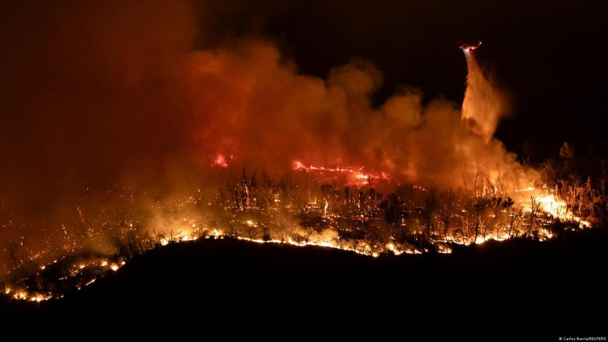 Evacúan a miles de personas por incendio fuera de control en California