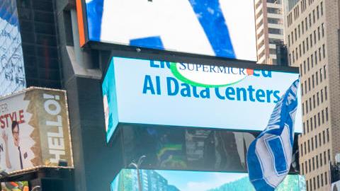 Los seguidores de la albiceleste se mantuvieron por varias horas en Times Square. FOTO: Angel Colmenares / EFE.