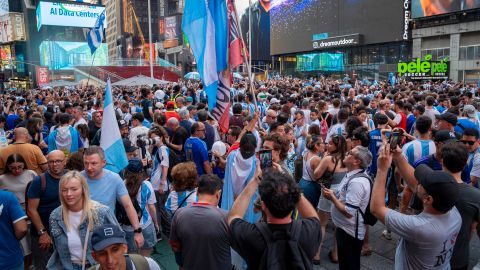 Los seguidores de la albiceleste se mantuvieron por varias horas en Times Square. FOTO: Angel Colmenares / EFE.