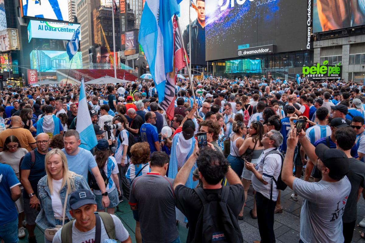 Nuevo banderazo argentino en Times Square en previa ante Canadá [Fotos]