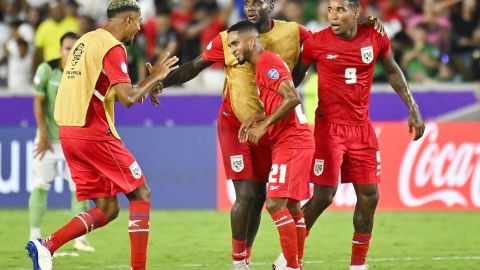 Jugadores de Panamá celebran su clasificación a cuartos de final de la Copa América.