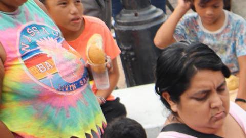 Migrantes reciben una donación de alimentos en Escuintla, México.
