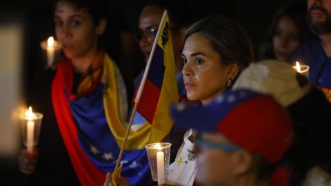 Los manifestantes portaron banderas de Venezuela, veladoras y velas para hacer eco de las protestas de su país.
