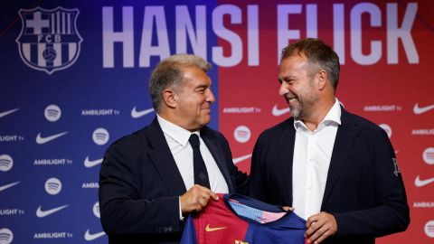 El presidente del FC Barcelona, Joan Laporta (i), junto a Hansi Flick, nuevo entrenador alemán del FC Barcelona.