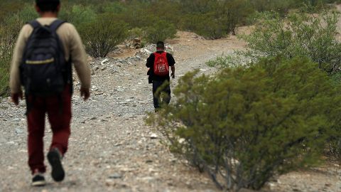 Migrantes caminan por el desierto de Chihuahua, el 5 de julio de 2024, en Ciudad Juárez (México).
