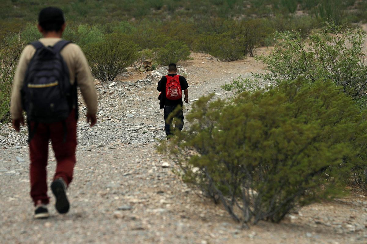 Migrantes cruzan por el desierto ante operativos en la frontera México-EE.UU.