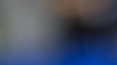 El francés Kylian Mbappé besa el escudo del Real Madrid durante su presentación.