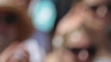 El tenista español Rafa Nadal se despide del público tras caer ante el serbio Novak Djokovic.