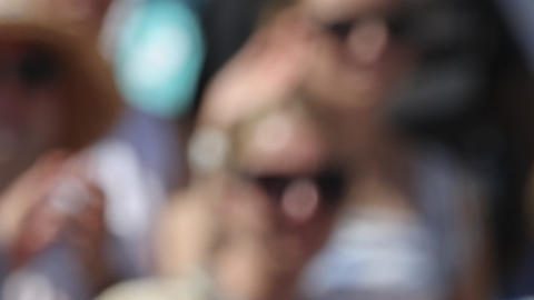 El tenista español Rafa Nadal se despide del público tras caer ante el serbio Novak Djokovic.