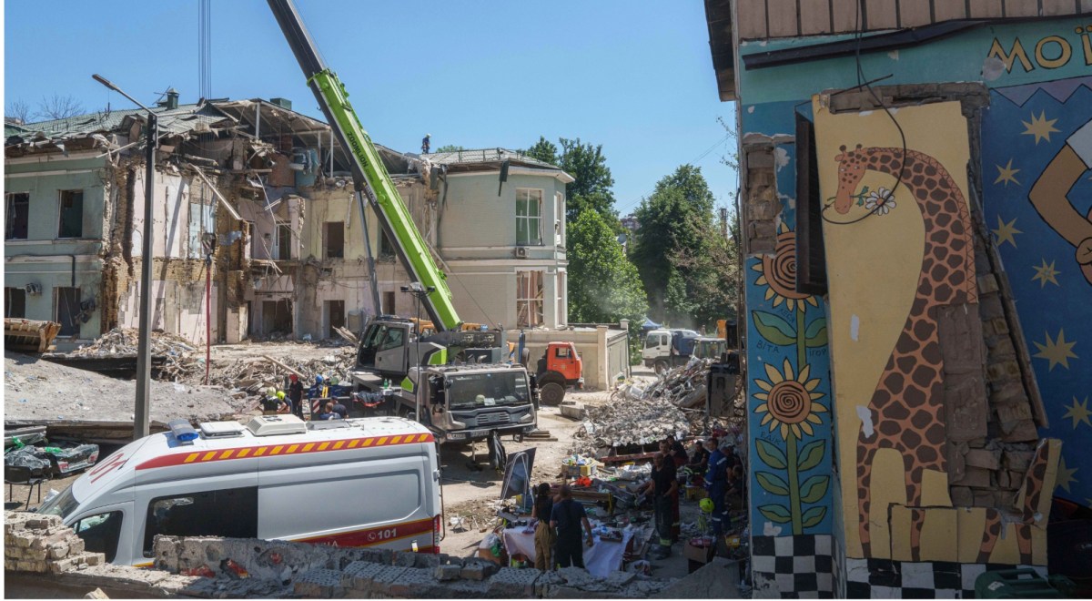 Bebé ucraniano sobrevivió al ataque de hospital infantil mientras estaba en cirugía