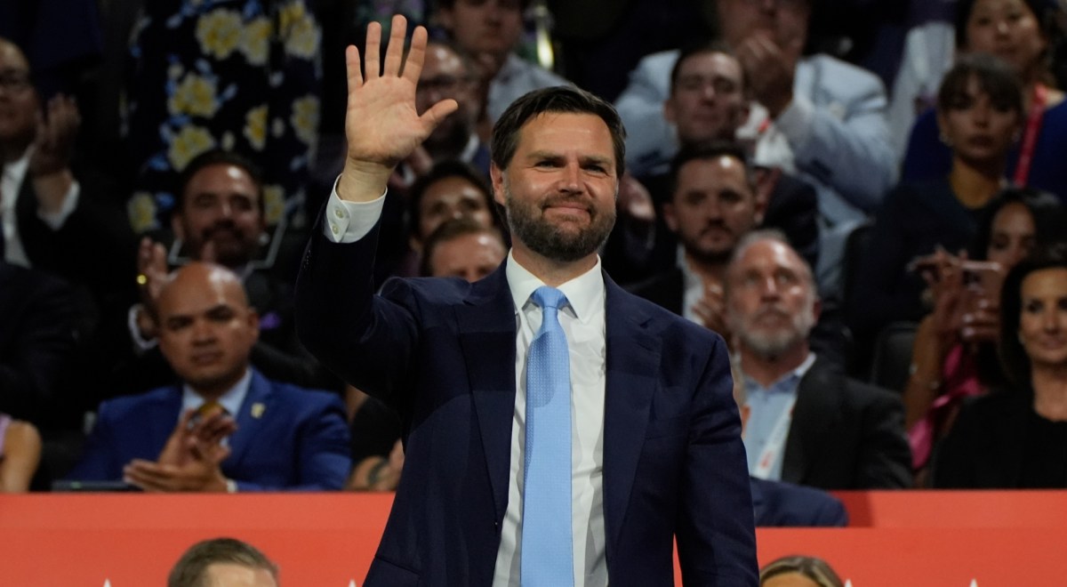 Defensores LGBTQ critican a J.D. Vance por apoyo a políticas contra la comunidad