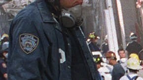 La policía busca entre los escombros con perros en el lugar del derrumbe de las torres del World Trade Center en Nueva York.