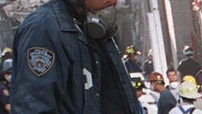 La policía busca entre los escombros con perros en el lugar del derrumbe de las torres del World Trade Center en Nueva York.