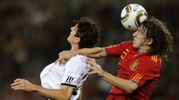 Carles Puyol disputa un balón con Mario Gomez, durante el Mundial de Sudáfrica 2010.