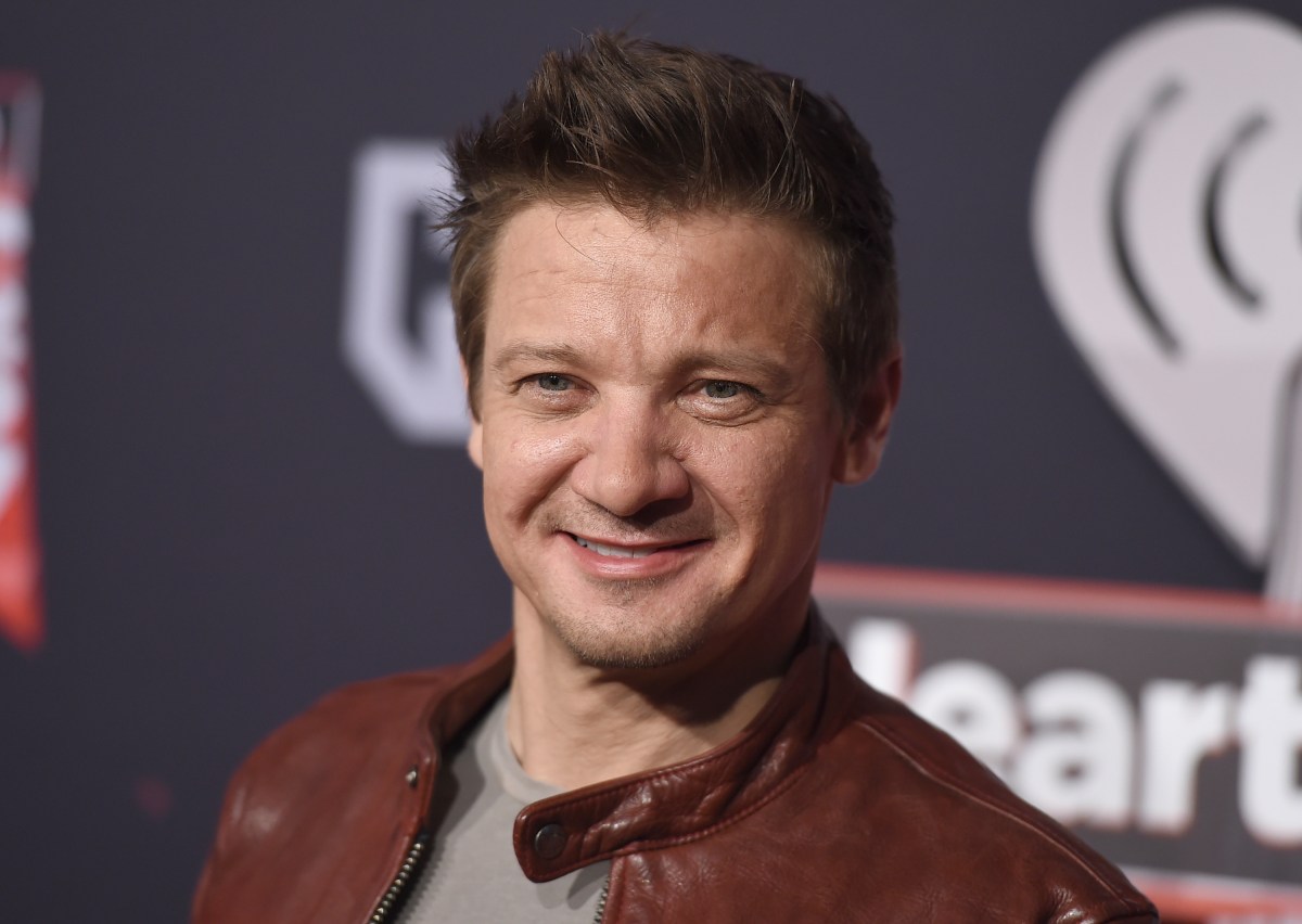 Jeremy Renner muestra en video las cicatrices del accidente que casi le cuesta la vida